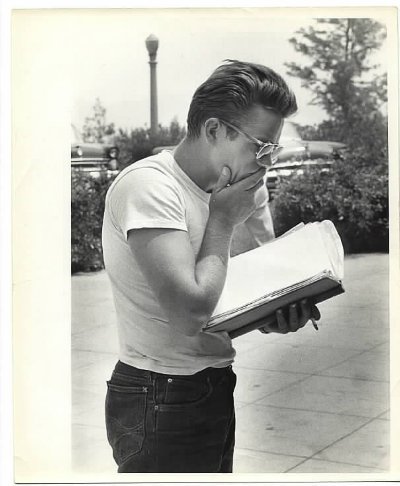 James Dean - am Lesen